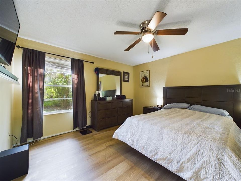 For Sale: $220,000 (3 beds, 1 baths, 984 Square Feet)