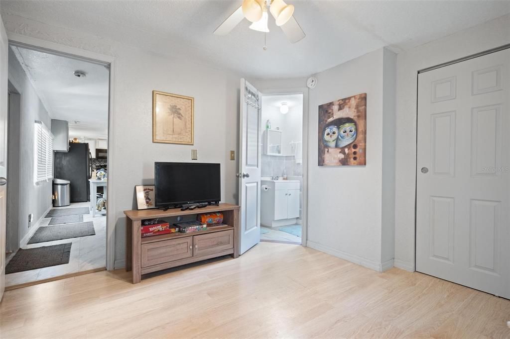 For Sale: $175,000 (3 beds, 2 baths, 1098 Square Feet)