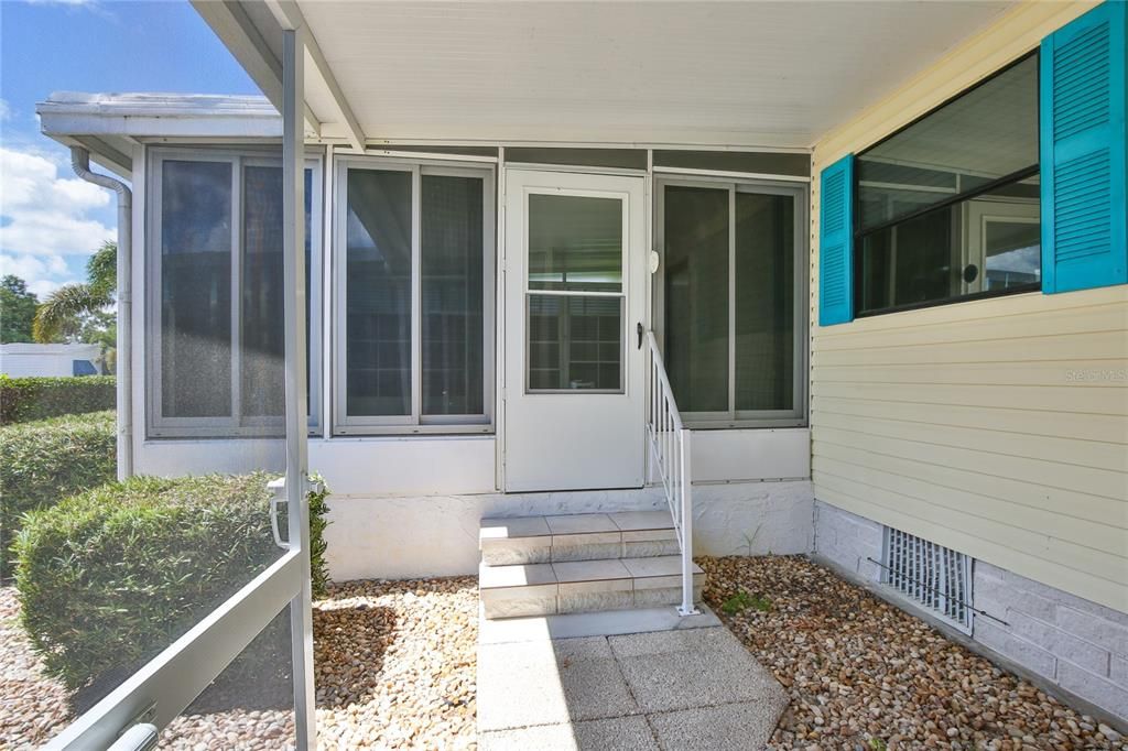 Side Entry into the Lanai