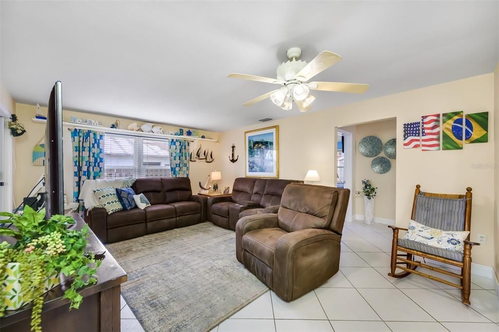 For Sale: $540,000 (2 beds, 1 baths, 1077 Square Feet)