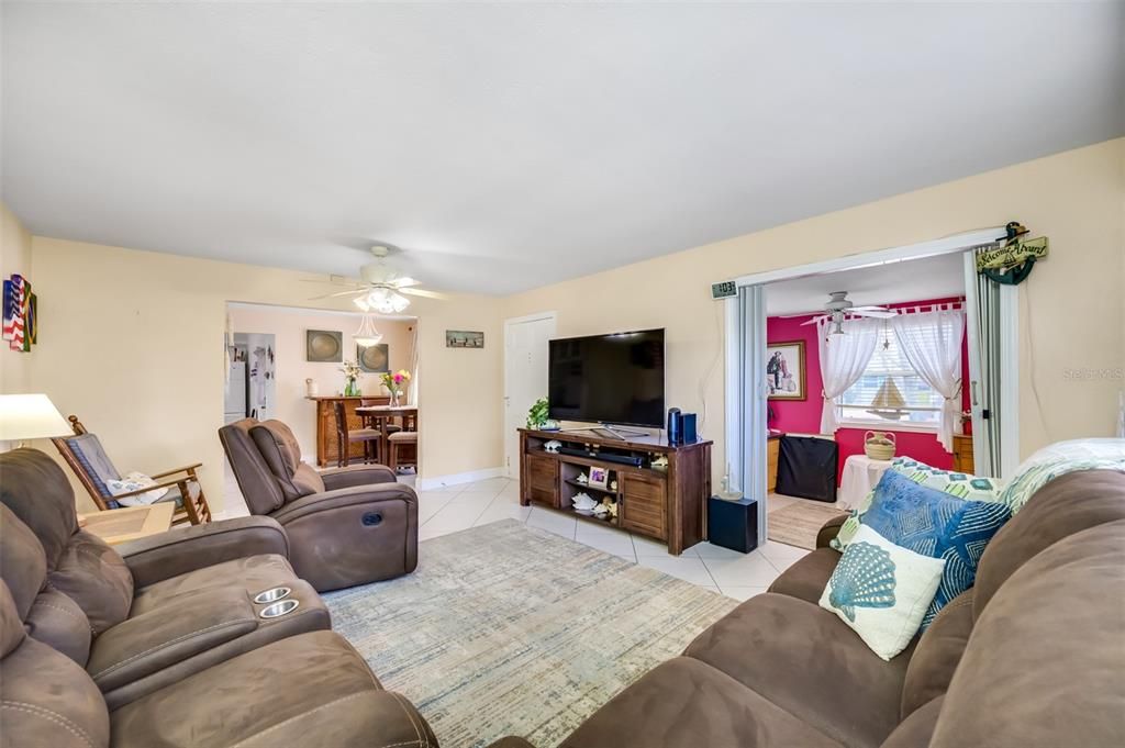 For Sale: $540,000 (2 beds, 1 baths, 1077 Square Feet)