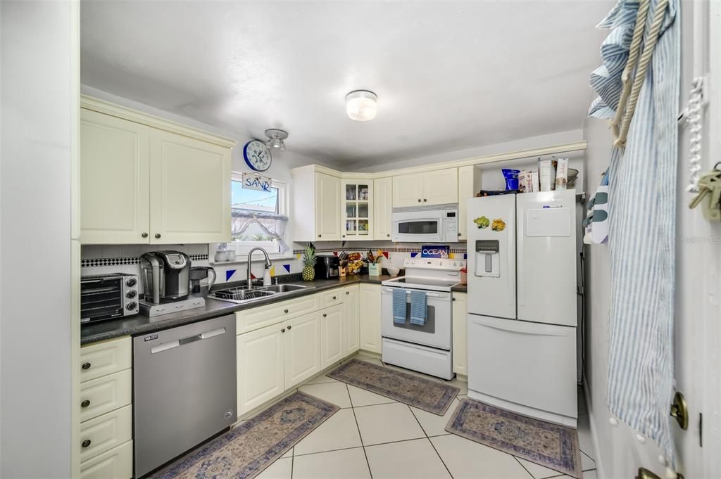 For Sale: $540,000 (2 beds, 1 baths, 1077 Square Feet)