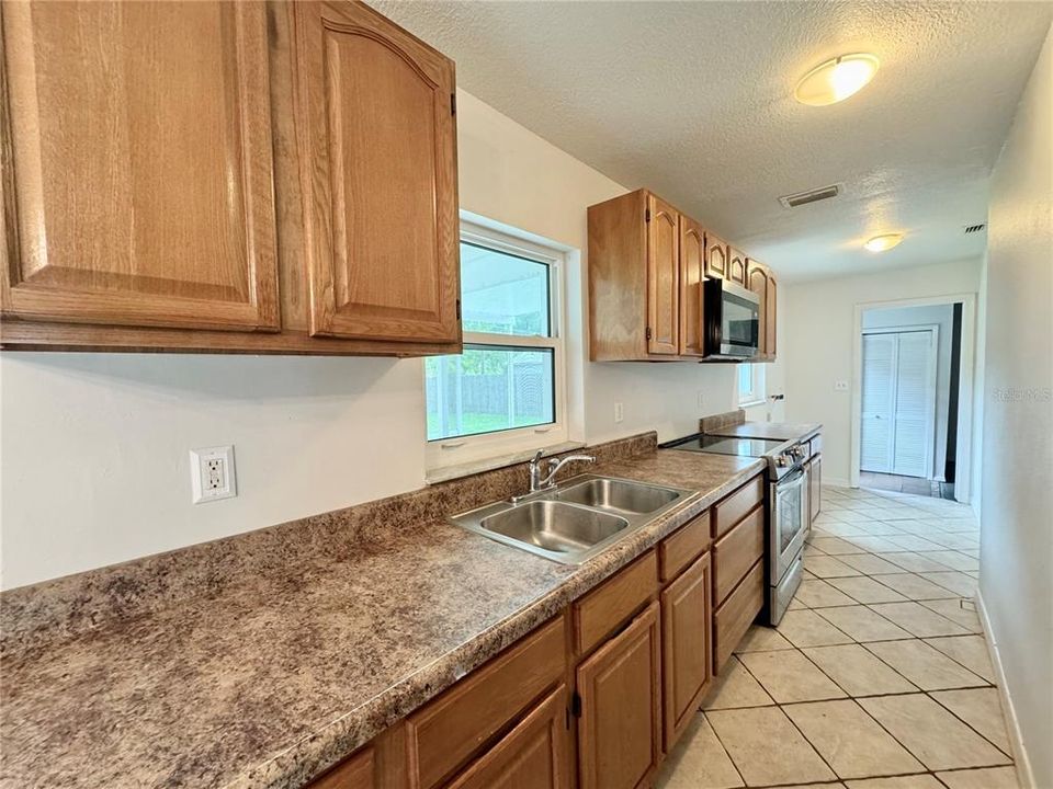 For Sale: $219,000 (2 beds, 1 baths, 966 Square Feet)