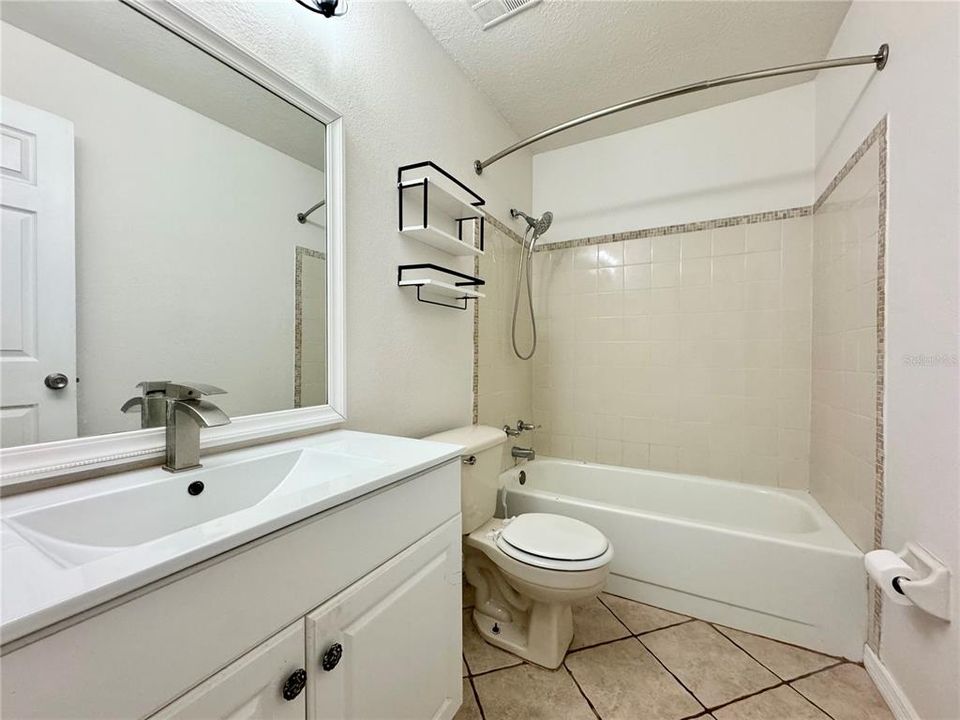 For Sale: $219,000 (2 beds, 1 baths, 966 Square Feet)