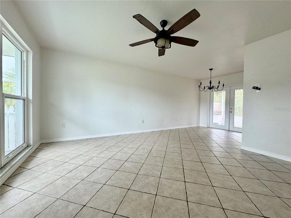 For Sale: $219,000 (2 beds, 1 baths, 966 Square Feet)