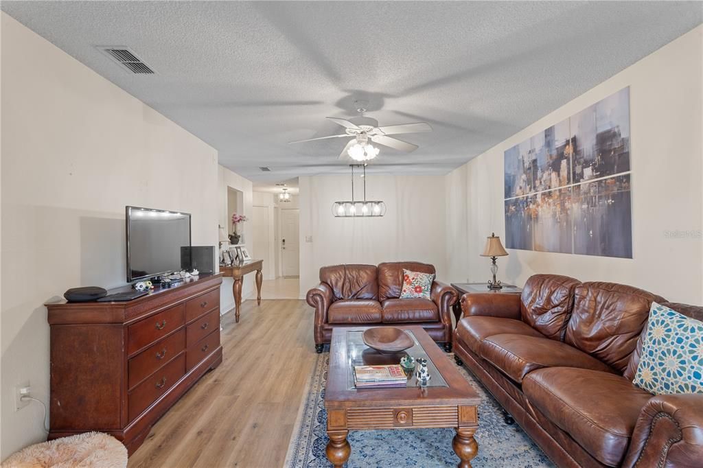 For Sale: $220,000 (2 beds, 2 baths, 928 Square Feet)