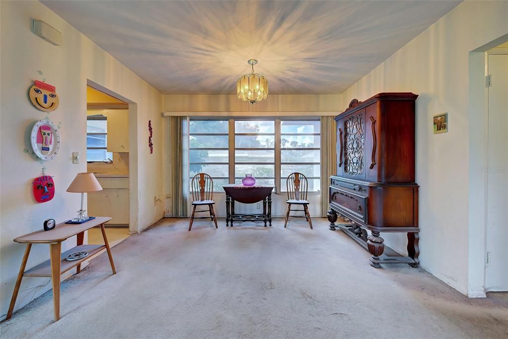 The entrance way to the kitchen from the living room is large.