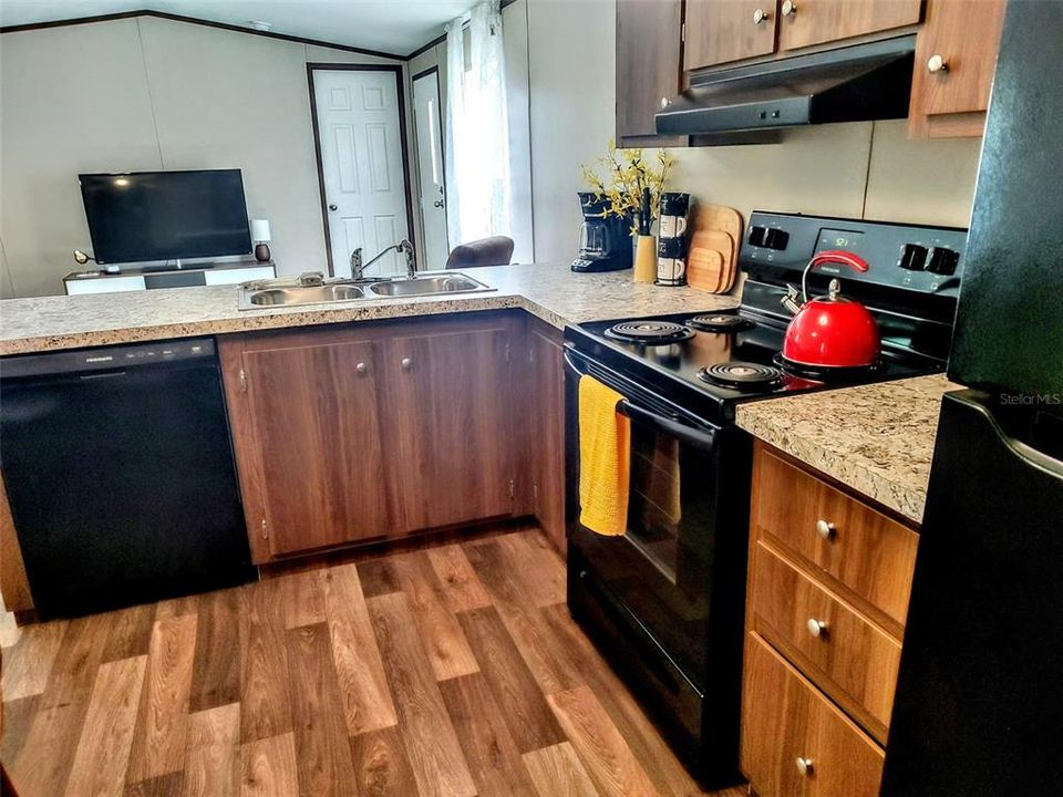 Active With Contract: $148,000 (2 beds, 1 baths, 784 Square Feet)