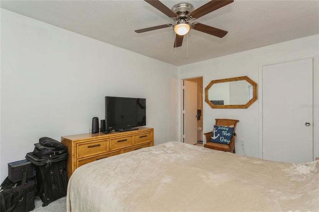 For Sale: $165,000 (2 beds, 2 baths, 912 Square Feet)