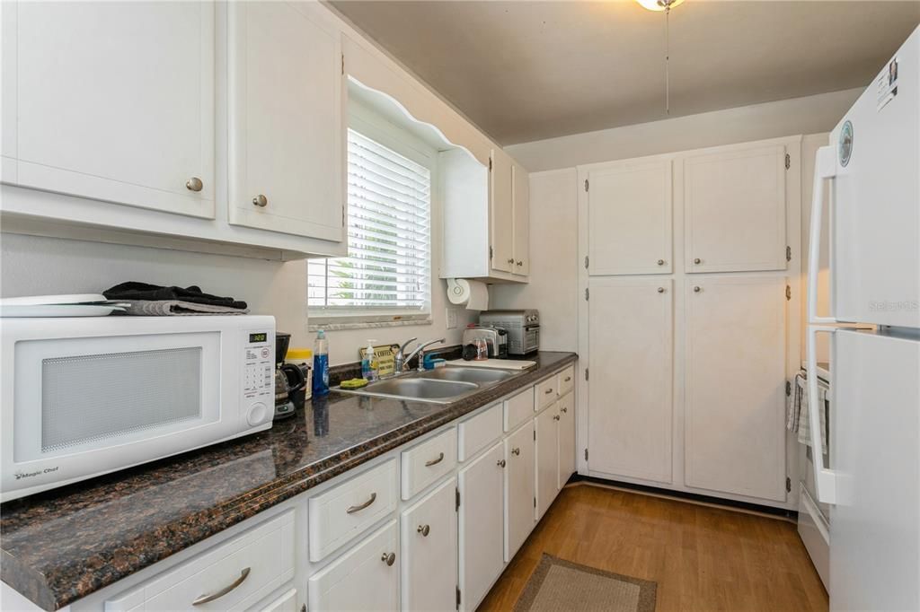 For Sale: $165,000 (2 beds, 2 baths, 912 Square Feet)