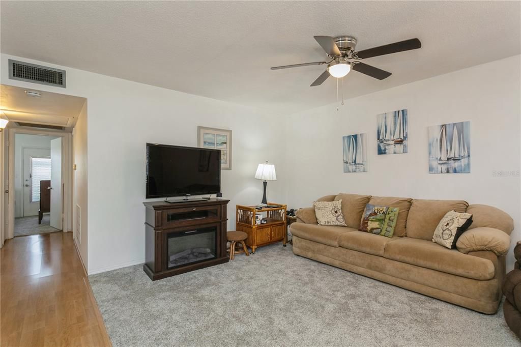 For Sale: $165,000 (2 beds, 2 baths, 912 Square Feet)