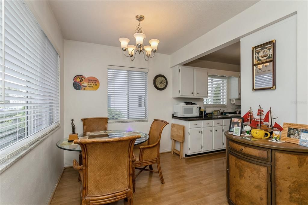 For Sale: $165,000 (2 beds, 2 baths, 912 Square Feet)