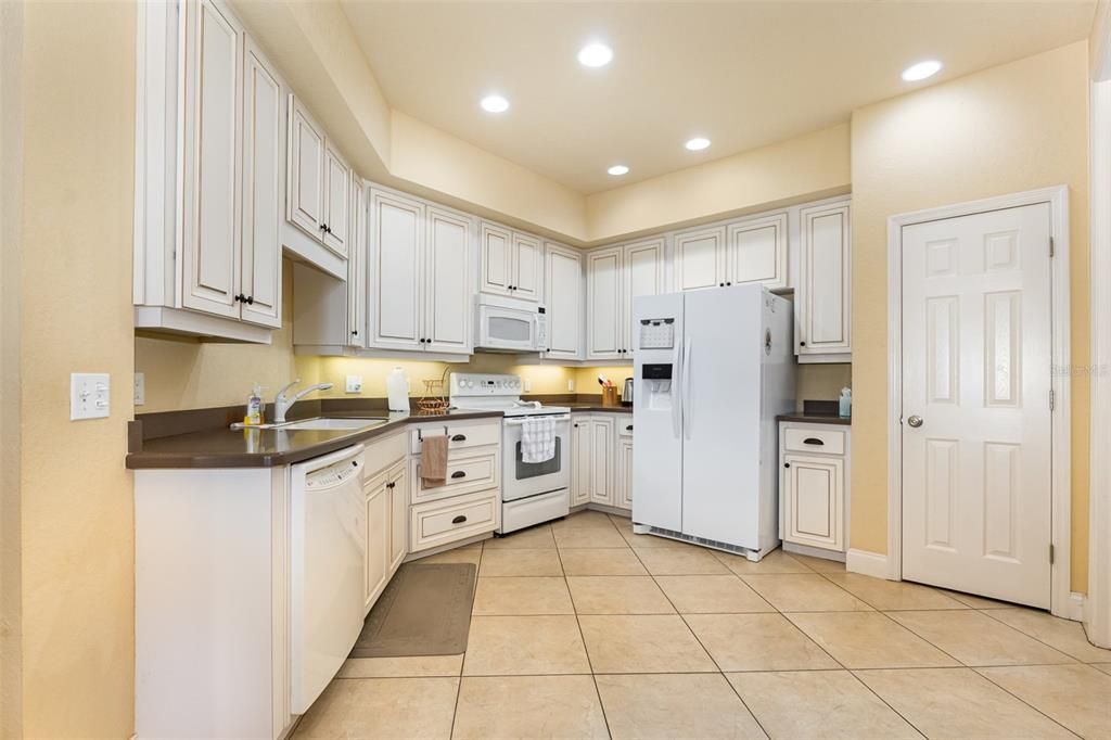 For Sale: $364,900 (3 beds, 2 baths, 1923 Square Feet)