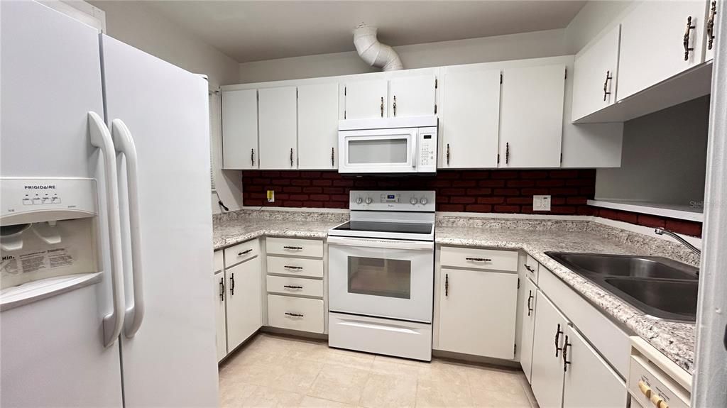 For Sale: $219,600 (2 beds, 1 baths, 1157 Square Feet)