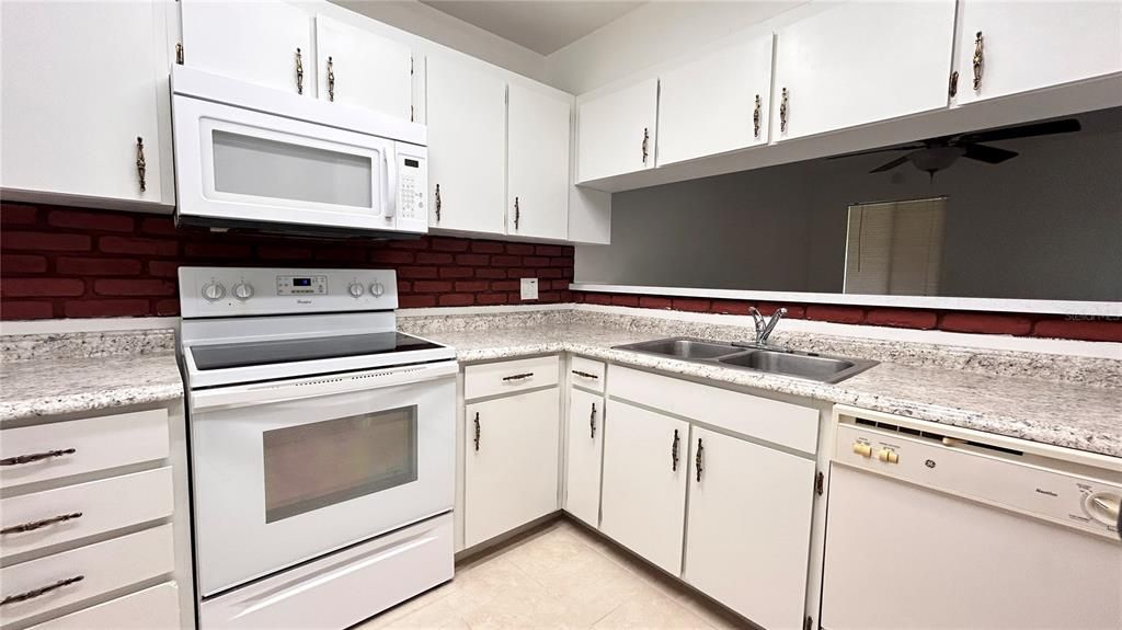 For Sale: $219,600 (2 beds, 1 baths, 1157 Square Feet)