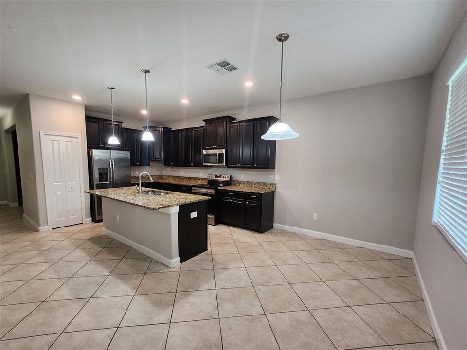 For Rent: $3,000 (4 beds, 3 baths, 2578 Square Feet)