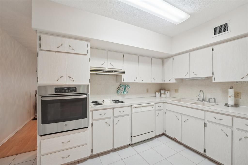 For Sale: $225,000 (2 beds, 2 baths, 1400 Square Feet)