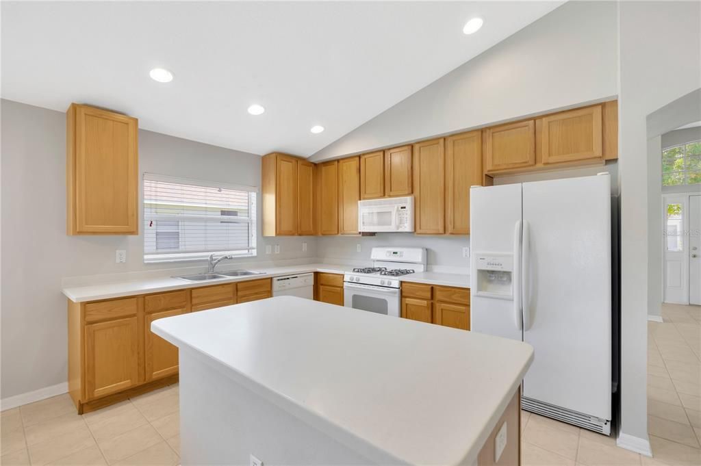 Active With Contract: $2,400 (3 beds, 2 baths, 1928 Square Feet)