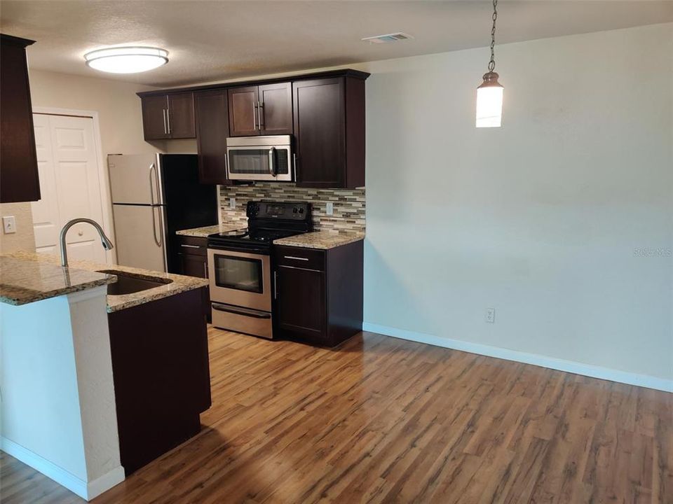 For Sale: $195,000 (1 beds, 1 baths, 671 Square Feet)