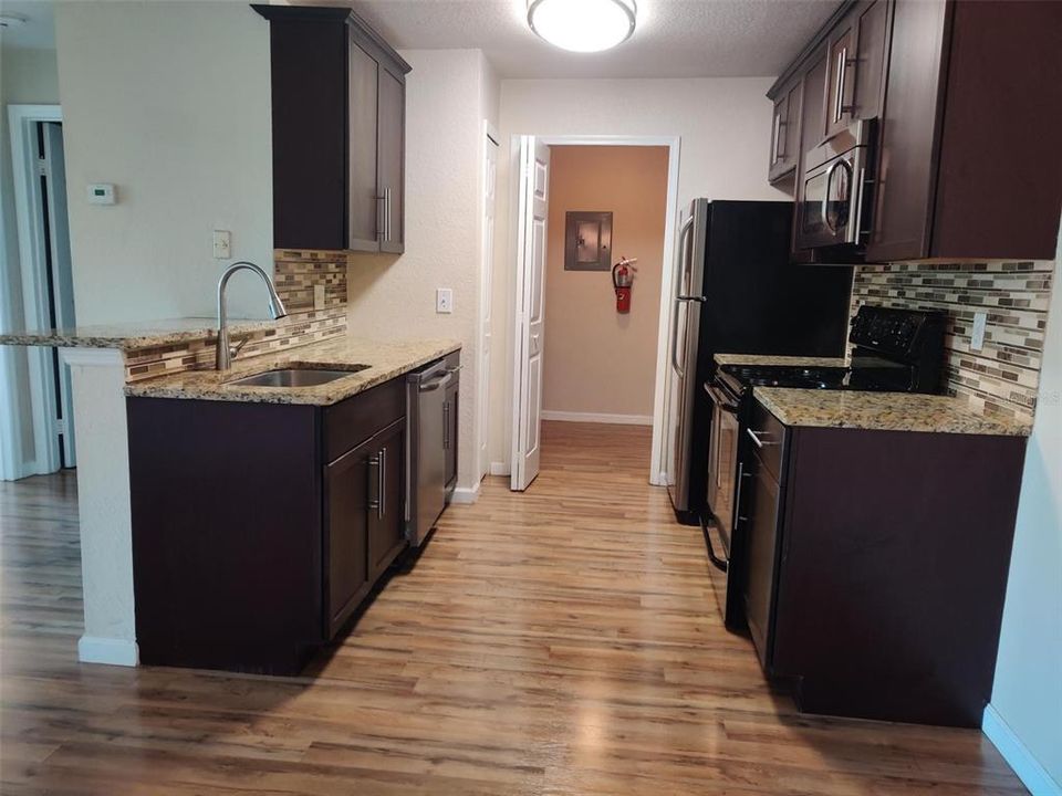 For Sale: $195,000 (1 beds, 1 baths, 671 Square Feet)