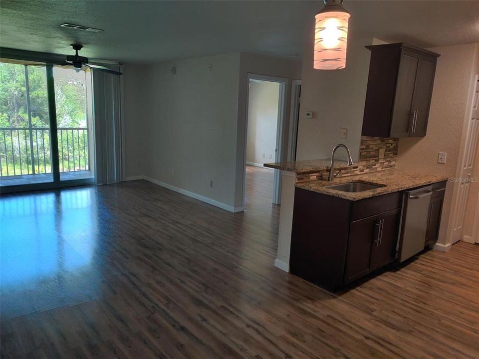 For Sale: $195,000 (1 beds, 1 baths, 671 Square Feet)