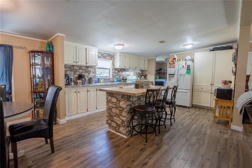 Active With Contract: $169,000 (3 beds, 2 baths, 1512 Square Feet)