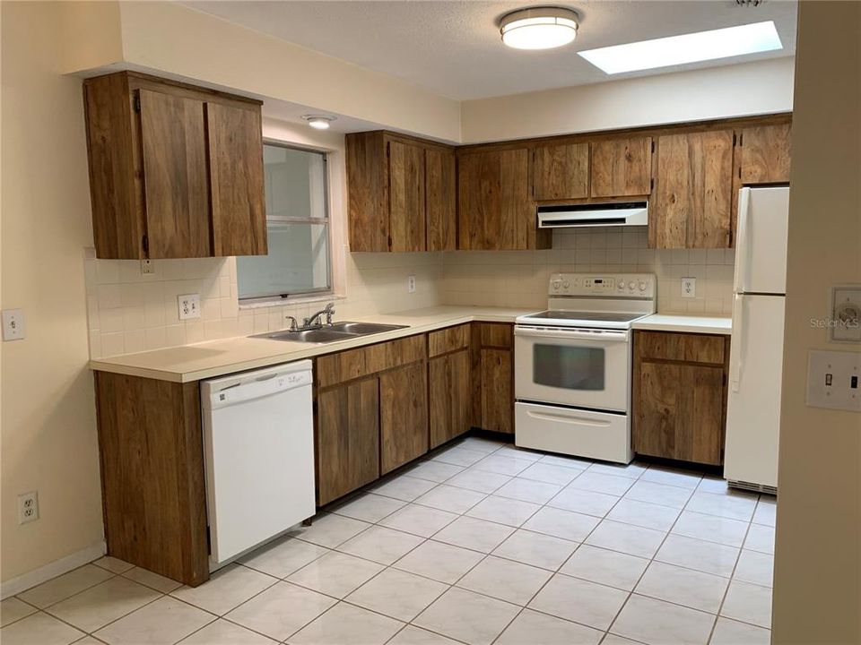 For Rent: $2,400 (3 beds, 2 baths, 1430 Square Feet)