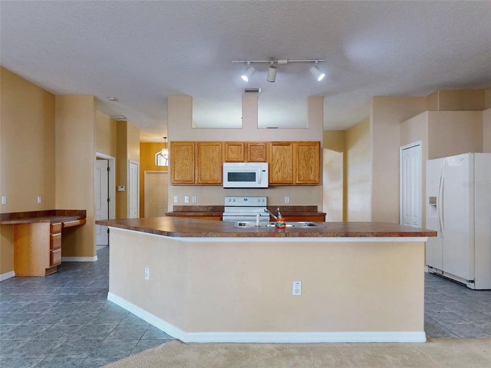 For Rent: $2,400 (3 beds, 2 baths, 2141 Square Feet)