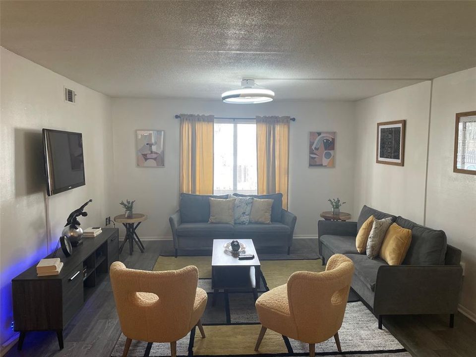 For Rent: $1,500 (2 beds, 1 baths, 889 Square Feet)