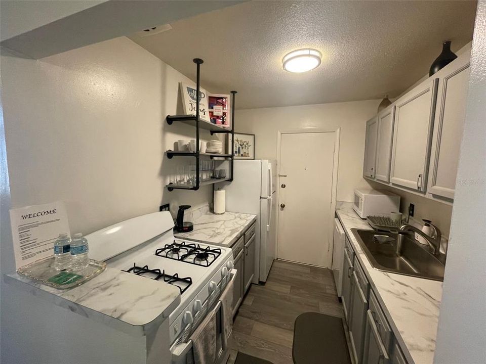 For Rent: $1,500 (2 beds, 1 baths, 889 Square Feet)