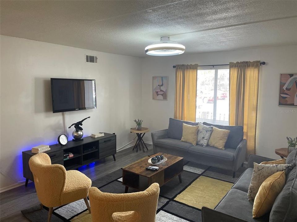 For Rent: $1,500 (2 beds, 1 baths, 889 Square Feet)