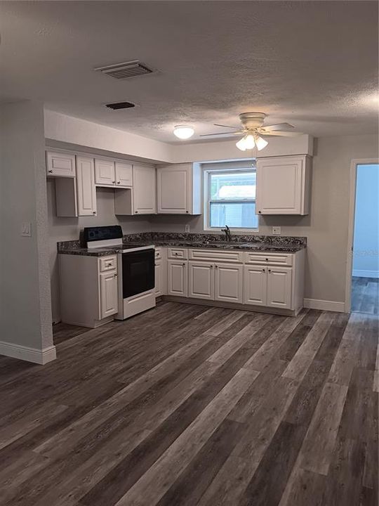 For Sale: $249,000 (2 beds, 2 baths, 942 Square Feet)