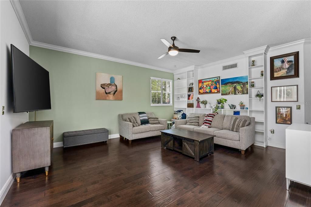 Large Living Room next to Kitchen