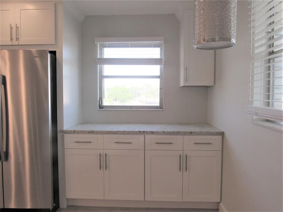 For Rent: $2,100 (2 beds, 1 baths, 870 Square Feet)