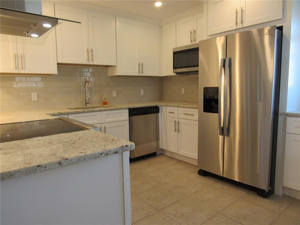 For Rent: $2,100 (2 beds, 1 baths, 870 Square Feet)