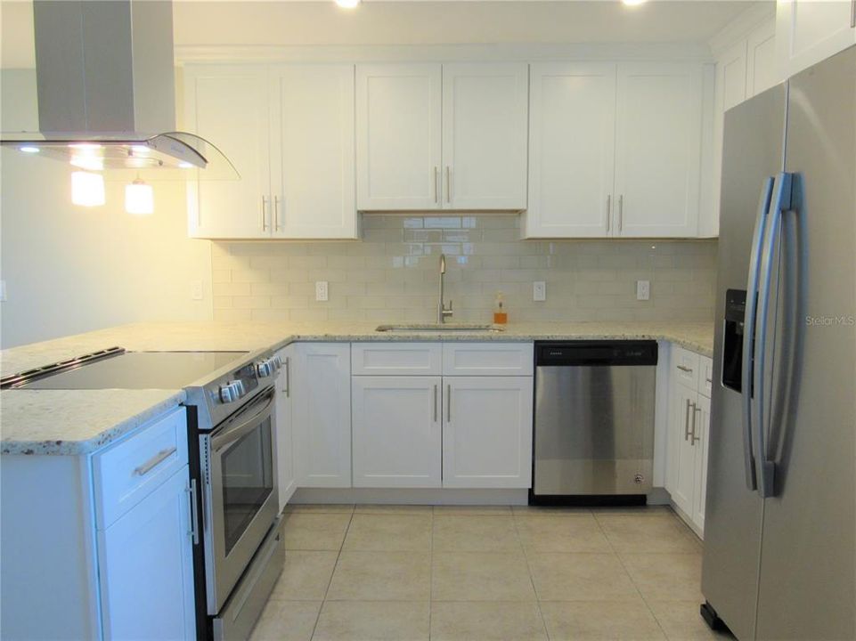 For Rent: $2,100 (2 beds, 1 baths, 870 Square Feet)