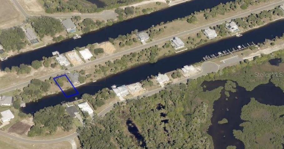 На продажу: $255,000 (0.26 acres)