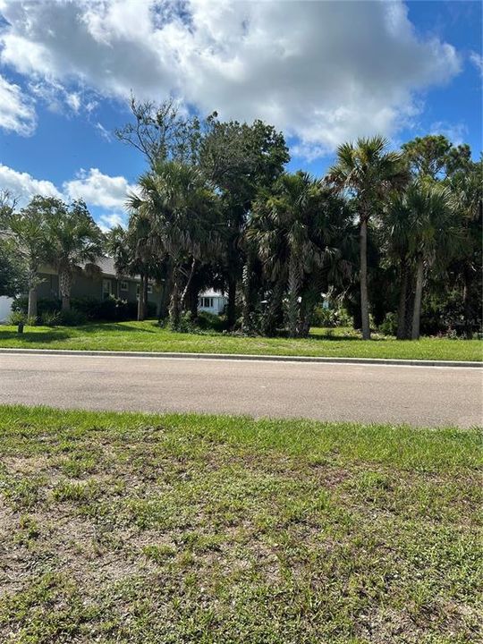 На продажу: $255,000 (0.26 acres)