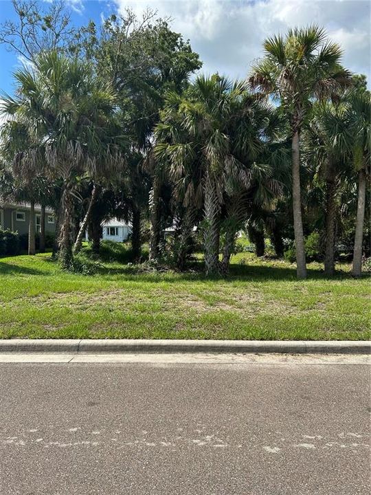 На продажу: $255,000 (0.26 acres)