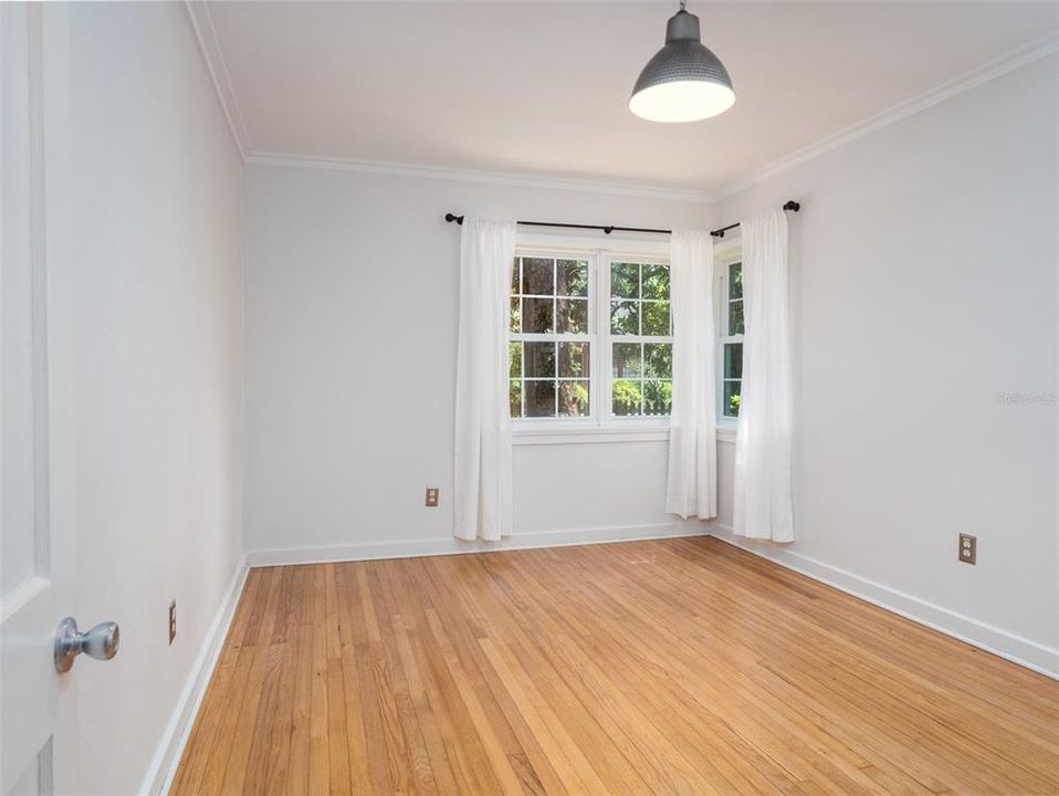 For Sale: $330,000 (2 beds, 1 baths, 1004 Square Feet)