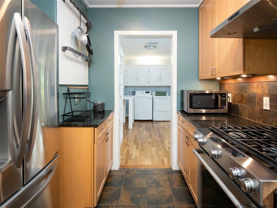 For Sale: $330,000 (2 beds, 1 baths, 1004 Square Feet)