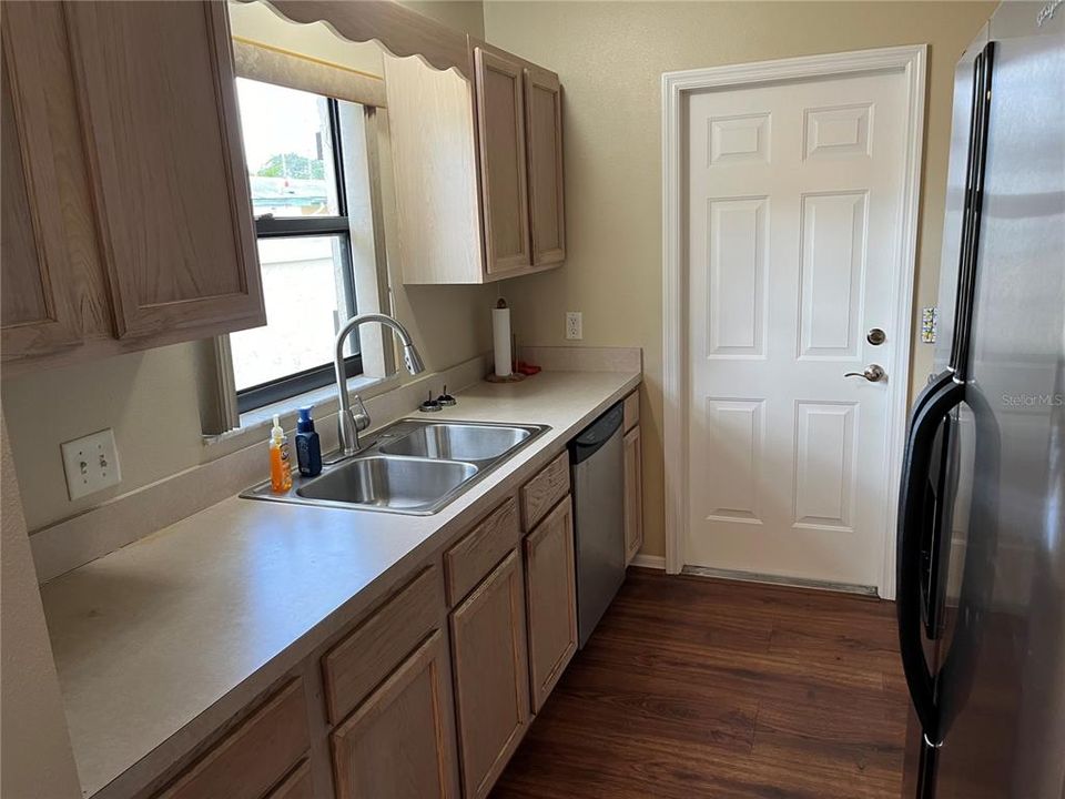 For Sale: $187,500 (2 beds, 2 baths, 925 Square Feet)