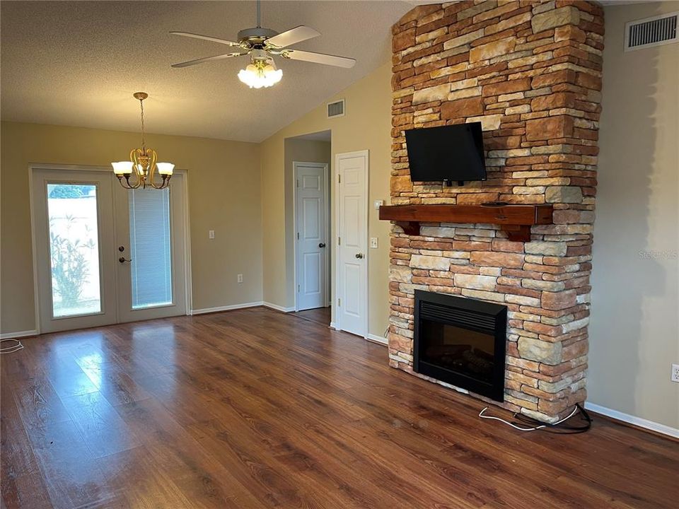 For Sale: $187,500 (2 beds, 2 baths, 925 Square Feet)