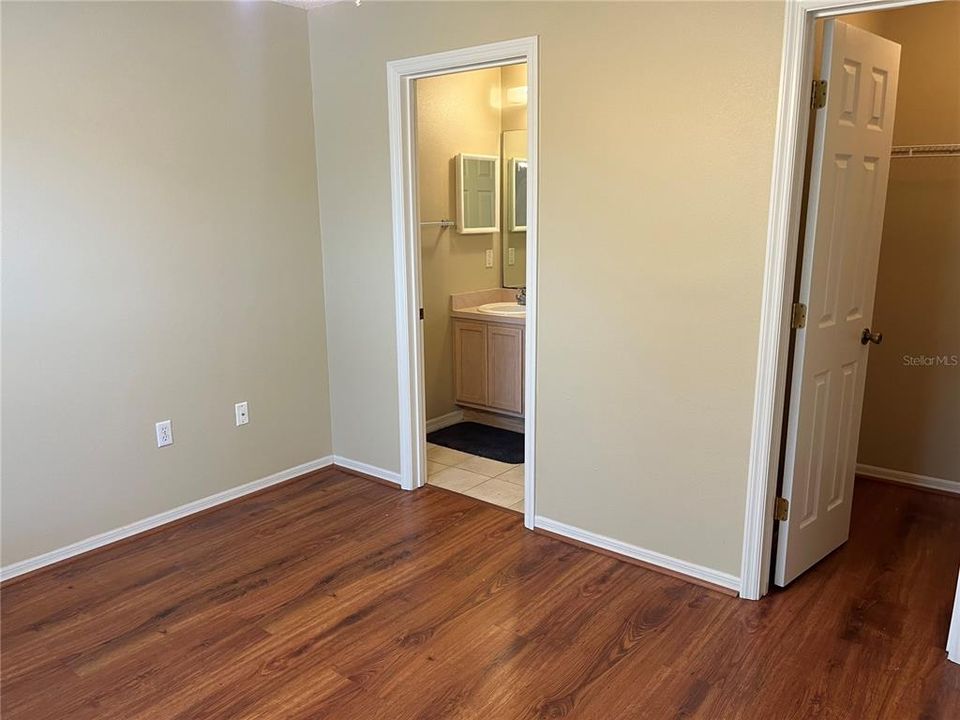 For Sale: $187,500 (2 beds, 2 baths, 925 Square Feet)