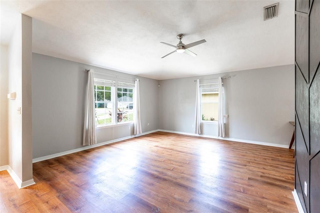 Active With Contract: $2,100 (3 beds, 2 baths, 1376 Square Feet)