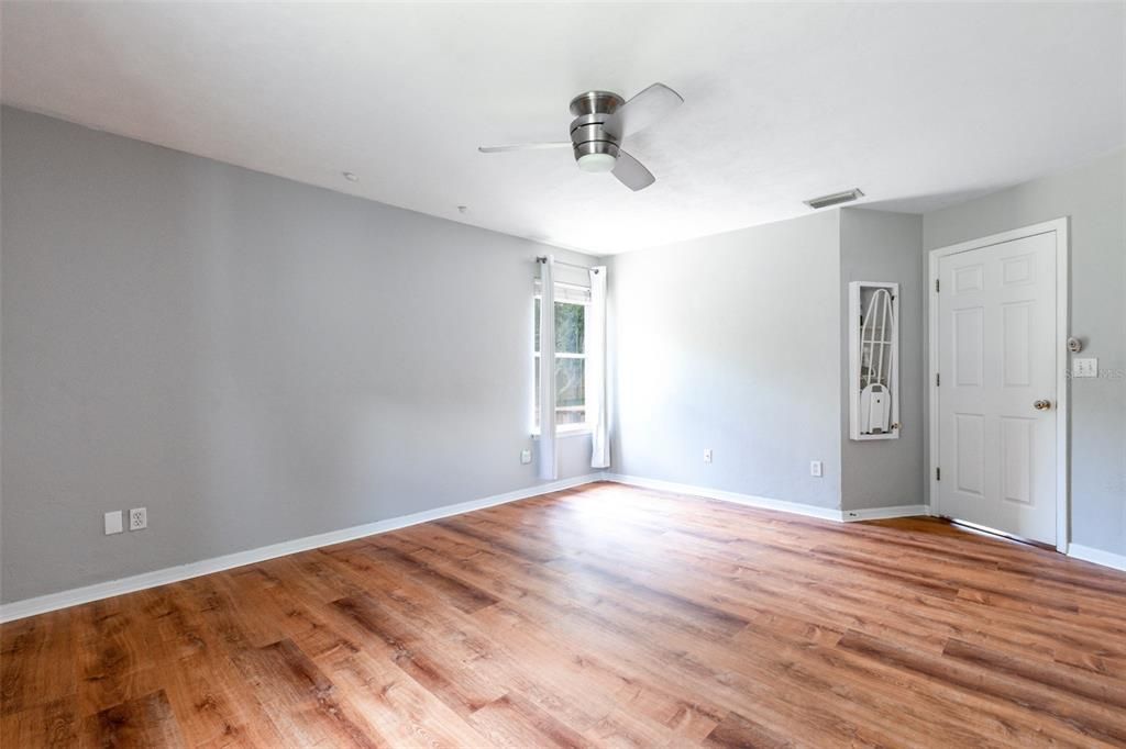 Active With Contract: $2,100 (3 beds, 2 baths, 1376 Square Feet)