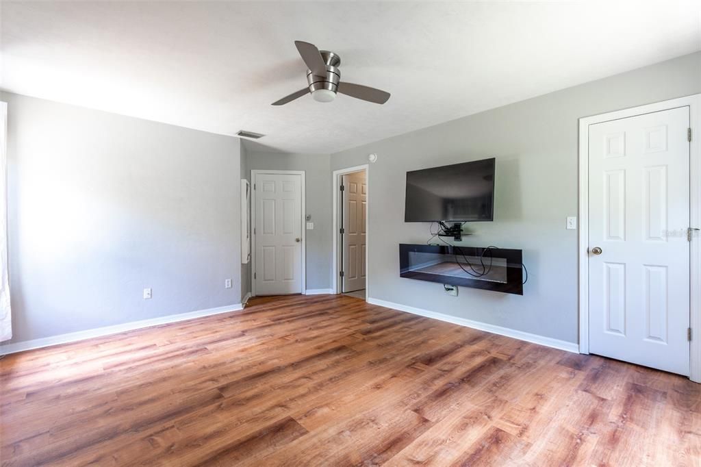 Active With Contract: $2,100 (3 beds, 2 baths, 1376 Square Feet)