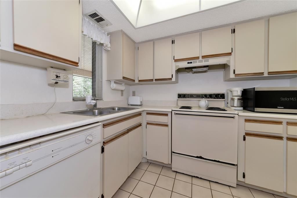 For Sale: $152,900 (2 beds, 2 baths, 838 Square Feet)