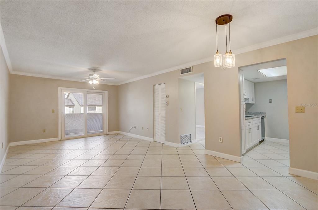 For Sale: $154,900 (2 beds, 2 baths, 897 Square Feet)