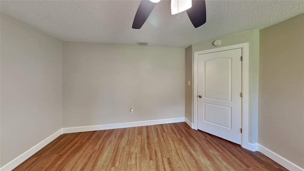 For Sale: $234,900 (2 beds, 1 baths, 1025 Square Feet)